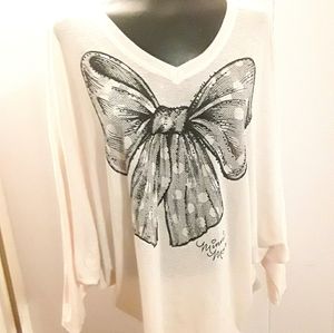 NWOT! DISNEY MINNIE BOW GRAPHIC TOP
